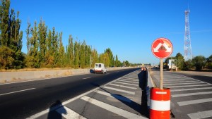 Una mala maniobra terminó un colectivo colgado en un derivador de la ruta 22 en Godoy