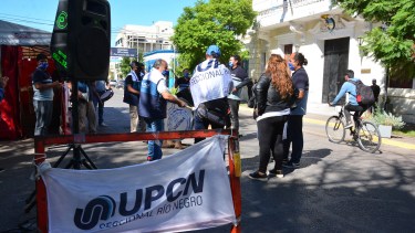 Hace dos semanas, UPCN instaló una carpa frente a Casa de Gobierno
Foto : Marcelo Ochoa