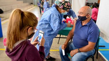La tercera dosis comenzó aplicarse en el Fioravanti Ruggeri, el vacunatorio del hospital y Centros de Salud barriales. 
Foto Archivo : Marcelo Ochoa