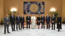 Imagen de El Vaticano destacó las «buenas relaciones bilaterales» tras el encuentro de Fernández con el Papa