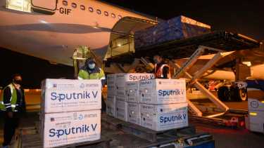El decimoquinto vuelo de Aerolíneas Argentinas con vacunas Sputnik V aterrizó esta mañana en el aeropuerto de Ezeiza. Foto: Télam