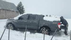 Rescataron en el norte neuquino a una pareja que fue a pescar y los sorprendió la nieve