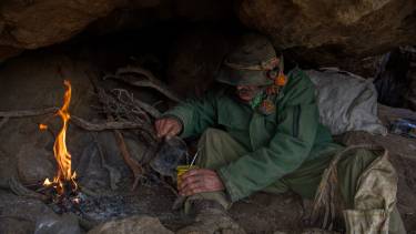 Don Hernández entre las piedras donde se refugió cuatro días hasta que pudo continuar con el arreo de sus animales. Foto: Martín Muñoz