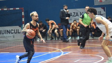 Cárdenas fue una de las figuras de la noche en el Club Plaza Huincul. 