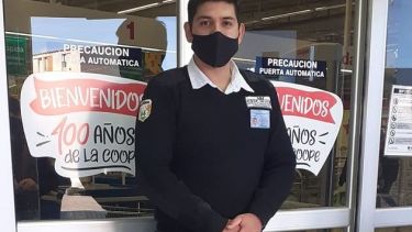 El guardia de seguridad de la sucursal de Viedma de la Cooperativa Obrera que encontró la suma de dinero.