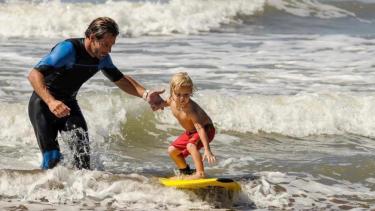 Así arrancó Thiago en las olas, de la mano de su padre, el seis veces campeón que ha dejado una huella como surfista.