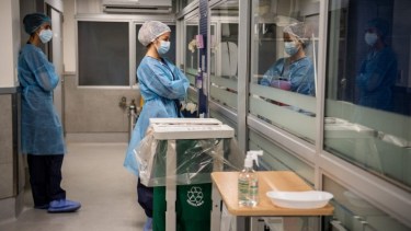 Las nuevas cepas de coronavirus son aún más contagiosas que la inicial.-