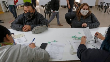 Hoy comenzó la inscripción en Roca. (Foto Juan Thomes)
