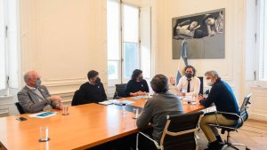 Tras la reunión de urgencia se eligió esperar dos días pese a la fuerte suba de contagios