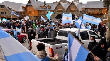 La protesta en Bariloche se concentró en el Centro Cívico. 