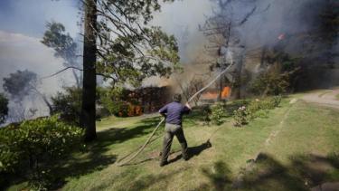 El incendio de marzo de 2015 se desató cerca del sanatorio San Carlos, en un terreno baldío, y se propagó rápidamente afectando viviendas. Archivo