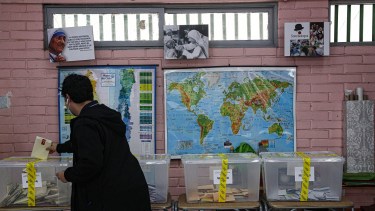 Un residente emite sus votos en Santiago, en la jornada de hoy (APhoto/Esteban Felix)