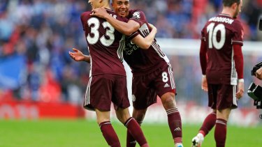 Tielemans se convirtió en el nuevo héroe del Leicester. (Foto: AP)