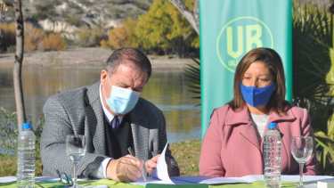 La gobernadora y el intendente de Regina firmaron convenios para construcción de viviendas. (Foto Néstor Salas)