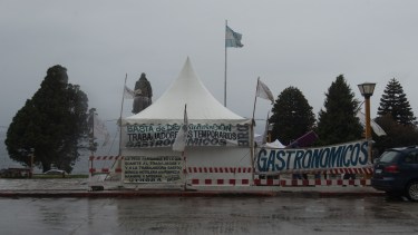 Los huelguistas se instalaron en el Centro Cívico de Bariloche para visibilizar el reclamo. (foto Marcelo Martínez)