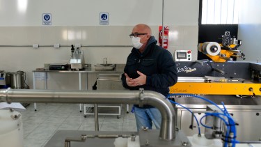 El empresario de Bariloche muestra las inversiones realizadas en la planta (Foto: Chino Leiva)