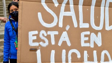 TRabajadores del hospital de Bariloche hoy irán a la ruta 40 en el acceso Este, como parte de las manifestaciones en toda la provincia. Archivo