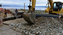 Imagen de La obra del colector de Bariloche sigue por Costanera y cortan el tránsito