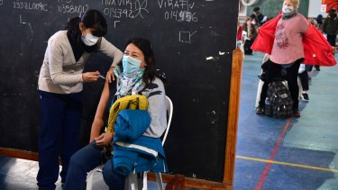 El cronograma de vacunación es dispar en cada ciudad, en algunos ya pueden comenzar con docentes de secundaria de Río Negro. Foto Archivo