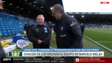 Bielsa y un curioso intercambio de indumentaria. 