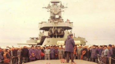 El cabo segundo Hugo Zárate a bordo del crucero General Belgrano antes de la Guerra de Malvinas. Está justo en el medio de la foto, de gorro blanco. 