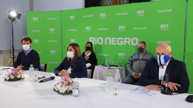 La gobernadora Arabela Carreras ofreció una conferencia de prensa, el sábado pasado, junto a sus ministros para aclarar los alcances de las restricciones en Río Negro. Gentileza