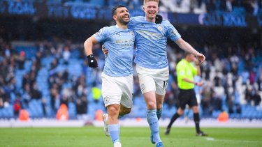 El Kun metió un doblete en la goleada del City.