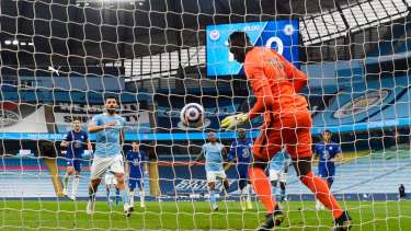 Agüero picó el penal y el arquero le atajó el tiro.
