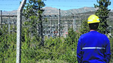 La ampliación de la brecha cambiaria por el atraso en el dólar oficial agudiza el aumento del costo de la electricidad en dólares.