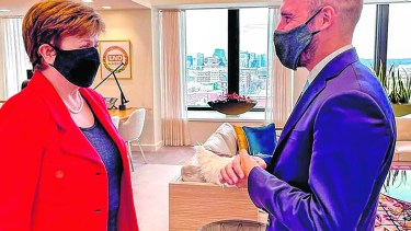 La titular del Fondo y el ministro de Economía, quien salió fortalecido tras la gira presidencial europea del mandatario argentino.