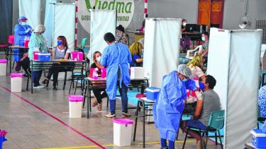 Avanza el operativo de vacunación en la Provincia y apura el ritmo de la campaña para alcanzar mayores cifras de personas vacunadas contra el coronavirus. Foto: Marcelo Ochoa
