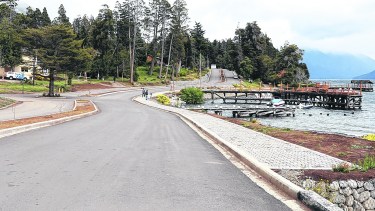La costanera asfaltada quitó la molestia de la tierra en el centro de la villa (Foto: Chino Leiva)