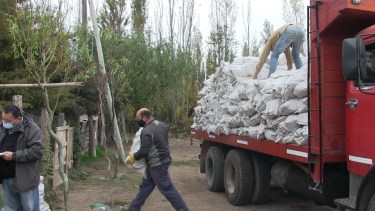 Ya reparten leña y recargan garrafas a familias que lo necesitan en Roca