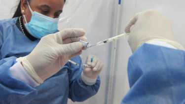 Desde la Provincia se informó que mañana llegarán 31.000 dosis de AstraZeneca a Neuquén.
Foto: (archivo Oscar Livera)