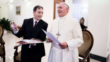 Calvo había formado un vínculo con el papa Francisco, ambos fanáticos de San Lorenzo. (Gentileza).-