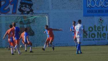 Morales festeja la apertura del marcador en el comienzo del partido para Deportivo Roca. Fotos: Emiliana Cantera. 