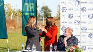 La secretaria general, Gloria Ovejero, junto a Carreras y Palmieri esta mañana, en el predio de ATSA. (Foto: Juan Thomes)