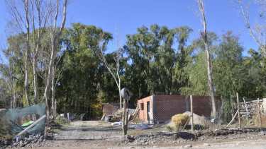 En Tronador al fondo, desde Boer hasta el río Limay 25 familias recibieron notificaciones judiciales de una demanda de desalojo (foto Yamil Regules)