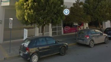 Los maleantes forzaron la puerta de ingreso del lugar de la oficina administrativa . Foto: captura Google Maps