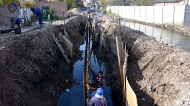 El arroyo Durán está en obra y se rebalsó cerca del río durante las lluvias de abril. (Florencia Salto).-