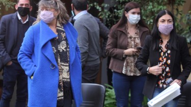 Las ministras Vanina Merlo (Gobierno y Seguridad), Andrea Peve (Salud) y Cristina Storioni (Educación) en los anuncios del gobernador ayer (Foto Oscar Livera)