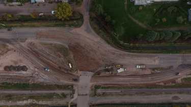 La construcción de la rotonda, para un mejor acceso a la localidad por la ruta provincial 65, va a buen ritmo.