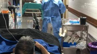 La imagen que se viralizó: pacientes con oxígeno en el pasillo por la saturación del servicio. Foto gentileza.