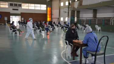 En la capital también se realizan hisopados en el gimnasio del colegio San Martín. Foto: Yamil Regules.