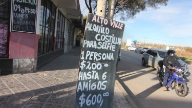 Apelar al humor,  la decisión de un negocio de Neuquén. Foto: Oscar Livera