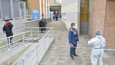 El promedio de casos diarios de covid-19 de mayo trepó a 630. Foto: Yamil Regules.