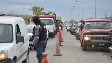 Con las restricciones, volvieron los controles en los puentes. (Archivo Yamil Regules).-