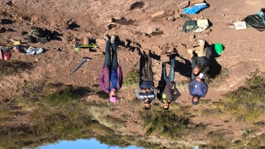 El equipo de investigadores en el lugar de las huellas.  Foto: Prensa UNC