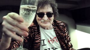 Charly García se vacunó contra el coronavirus: recibió la primera dosis de SputnikV