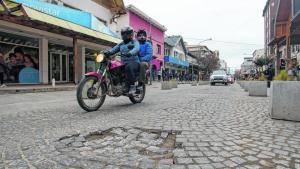 Usan los adoquines de la calle Mitre para las veredas de un gimnasio de Bariloche